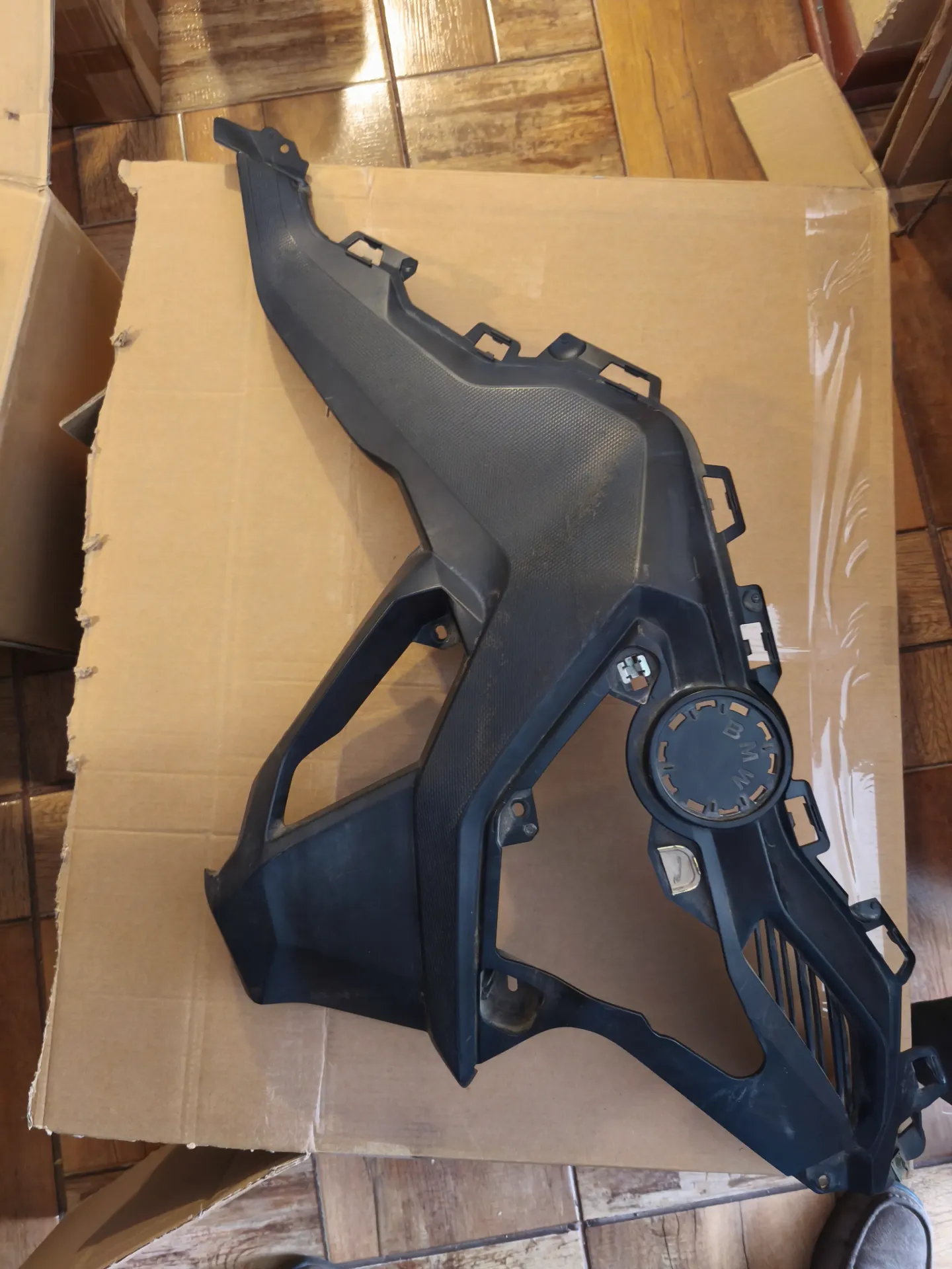 [46638393886 US] PLAQUE HOLDER, DERECHO (Usado)